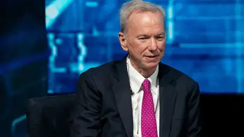 Former Google CEO Eric Schmidt booed by graduates at mention of AI