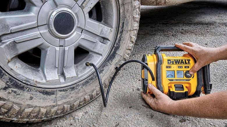 10 Useful Car Gadgets You Need For Your Next Road Trip